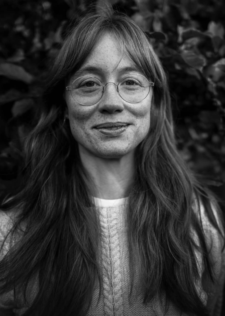 Svartvitt porträtt av Jessica Byhrskog, psykolog och skribent för Samhällskroppen.